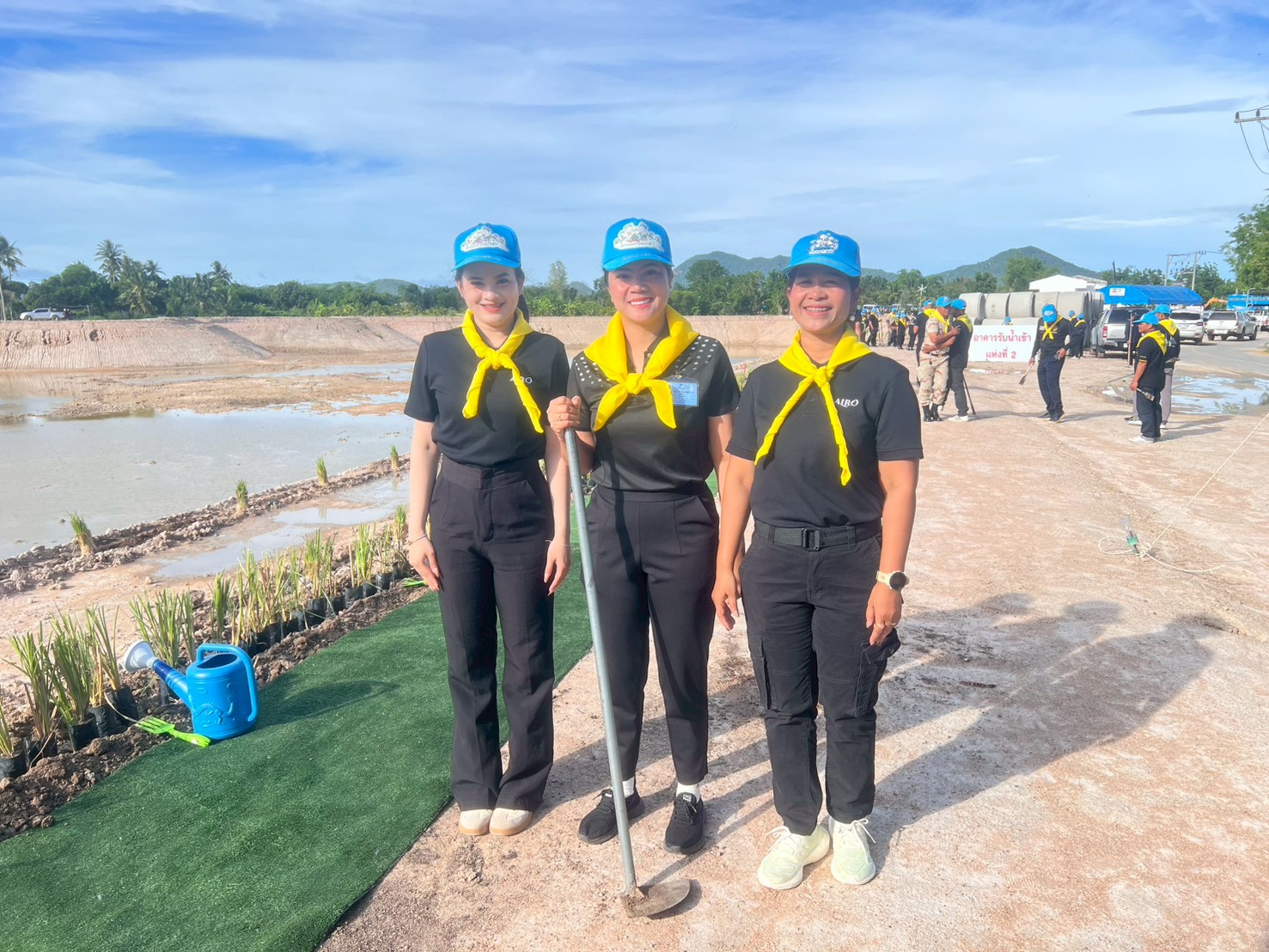 title - ปฏิรูปที่ดินจังหวัดเพชรบุรี พร้อมด้วยเจ้าหน้าที่ ส.ป.ก.เพชรบุรี ร่วมกิจกรรมจิตอาสาปลูกหญ้าแฝกรอบพื้นที่โครงการแก้มลิงลำห้วยใหญ่ อำเภอชะอำ จังหวัดเพชรบุรี